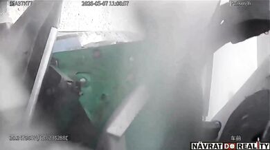 Řidič kamionu přehlédl stojící vozidla na křižovatce
