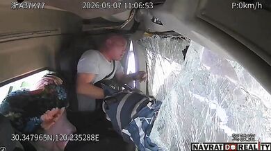Řidič kamionu přehlédl stojící vozidla na křižovatce