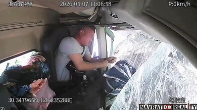 Řidič kamionu přehlédl stojící vozidla na křižovatce