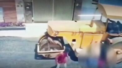 Tragédie v indické Bathindě: Silniční válec usmrtil seniora a těžce zranil jeho vnučku