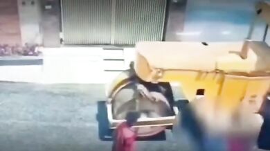 Tragédie v indické Bathindě: Silniční válec usmrtil seniora a těžce zranil jeho vnučku