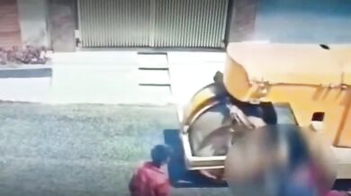 Tragédie v indické Bathindě: Silniční válec usmrtil seniora a těžce zranil jeho vnučku