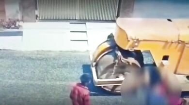Tragédie v indické Bathindě: Silniční válec usmrtil seniora a těžce zranil jeho vnučku