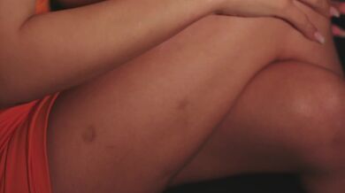 Sydney Cole poctivě kouří obří černý péro a nechá si vymrdat kundu