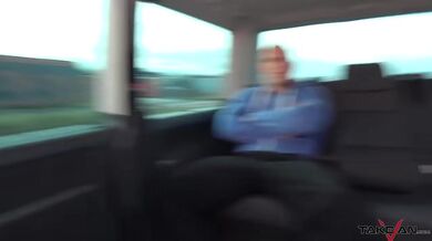 Zrzka Jessica rajtuje na ptákovi v dodávce