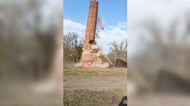 Extrémní kousek ruského kaskadéra: Jevgenij Čebotarjov zboural komín nárazem rozjetého kamionu