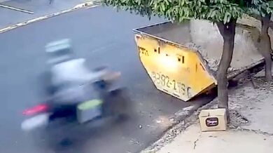 Nehoda v Matãu: Nepozorný motorkář po nárazu do odpadního kontejneru vletěl přímo do jeho korby