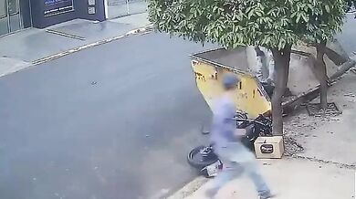 Nehoda v Matãu: Nepozorný motorkář po nárazu do odpadního kontejneru vletěl přímo do jeho korby