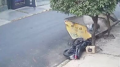 Nehoda v Matãu: Nepozorný motorkář po nárazu do odpadního kontejneru vletěl přímo do jeho korby