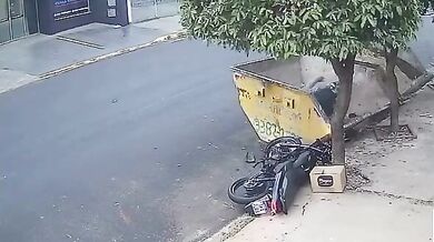 Nehoda v Matãu: Nepozorný motorkář po nárazu do odpadního kontejneru vletěl přímo do jeho korby