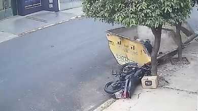 Nehoda v Matãu: Nepozorný motorkář po nárazu do odpadního kontejneru vletěl přímo do jeho korby
