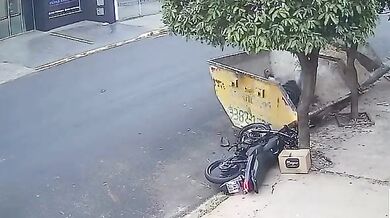 Nehoda v Matãu: Nepozorný motorkář po nárazu do odpadního kontejneru vletěl přímo do jeho korby