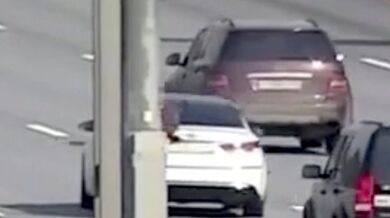 Tragédie v Moskvě: Motorista čekající na odtahovou službu nepřežil náraz jiného vozu