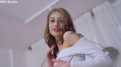 Těsná Sasha Paige zkouší obrovského ptáka ve své zadečku!