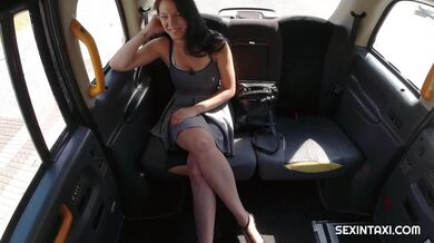 Prsatá česká brunetka šukající v taxíku