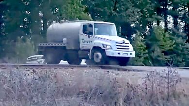 Srážka vlaku s cisternou v Chesapeake: Životu nebezpečná zranění řidiče a únik paliva po ignorování stopky