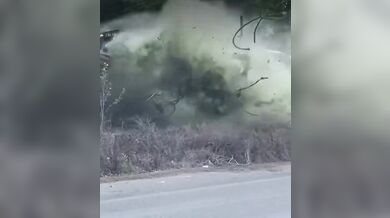 Srážka vlaku s cisternou v Chesapeake: Životu nebezpečná zranění řidiče a únik paliva po ignorování stopky