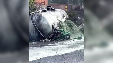 Srážka vlaku s cisternou v Chesapeake: Životu nebezpečná zranění řidiče a únik paliva po ignorování stopky