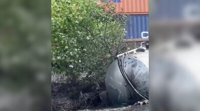 Srážka vlaku s cisternou v Chesapeake: Životu nebezpečná zranění řidiče a únik paliva po ignorování stopky