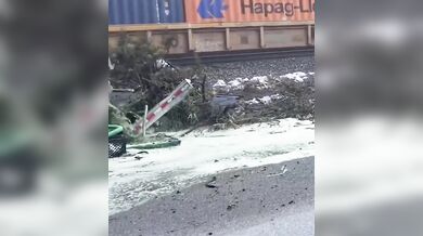Srážka vlaku s cisternou v Chesapeake: Životu nebezpečná zranění řidiče a únik paliva po ignorování stopky
