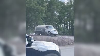 Srážka vlaku s cisternou v Chesapeake: Životu nebezpečná zranění řidiče a únik paliva po ignorování stopky