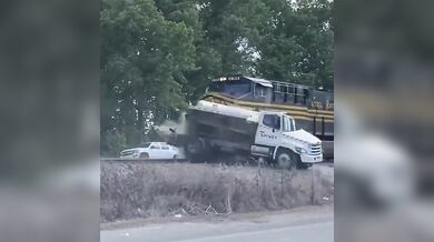 Srážka vlaku s cisternou v Chesapeake: Životu nebezpečná zranění řidiče a únik paliva po ignorování stopky