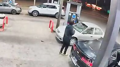 Přestřelka u čerpací stanice v Memphisu: Bezpečnostní kamera zachytila divokou palbu několika podezřelých