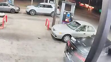 Přestřelka u čerpací stanice v Memphisu: Bezpečnostní kamera zachytila divokou palbu několika podezřelých
