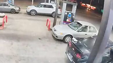 Přestřelka u čerpací stanice v Memphisu: Bezpečnostní kamera zachytila divokou palbu několika podezřelých
