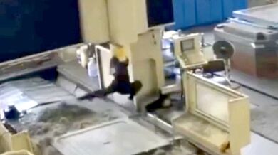 Vážný úraz v čínské továrně v Su-čou: Dělník přežil zachycení obřím portálovým frézovacím strojem s mnohačetnými zlomeninami