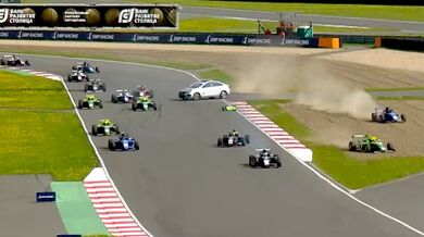 Safety car způsobila hromadnou nehodu na Moscow Raceway: Mladí jezdci šampionátu SMP F4 unikli vážným zraněním