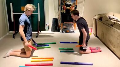 Hudba ze hry Super Mario 64 na boomwhackers: Dvojice muzikantů originálně přehrála kultovní melodii pomocí plastových trubek