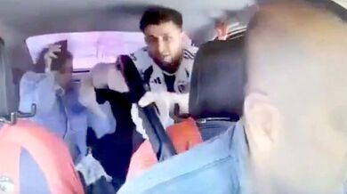 Statečný taxikář v Turecku přemohl ozbrojeného únosce za jízdy: Během policejní honičky mu vytrhl zbraň z ruky