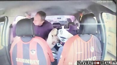 Statečný taxikář v Turecku přemohl ozbrojeného únosce za jízdy: Během policejní honičky mu vytrhl zbraň z ruky