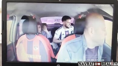 Statečný taxikář v Turecku přemohl ozbrojeného únosce za jízdy: Během policejní honičky mu vytrhl zbraň z ruky