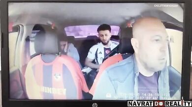Statečný taxikář v Turecku přemohl ozbrojeného únosce za jízdy: Během policejní honičky mu vytrhl zbraň z ruky