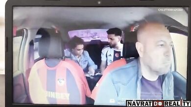 Statečný taxikář v Turecku přemohl ozbrojeného únosce za jízdy: Během policejní honičky mu vytrhl zbraň z ruky