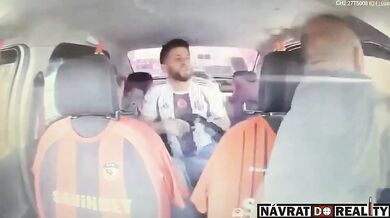 Statečný taxikář v Turecku přemohl ozbrojeného únosce za jízdy: Během policejní honičky mu vytrhl zbraň z ruky