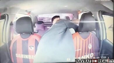 Statečný taxikář v Turecku přemohl ozbrojeného únosce za jízdy: Během policejní honičky mu vytrhl zbraň z ruky