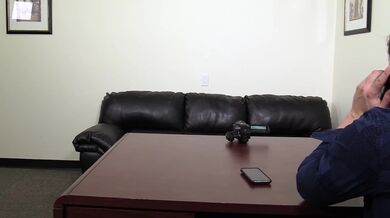 Teenager análně otestována na castingové gauči