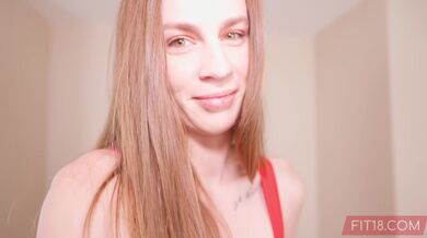 18letá dívka Lilly Jade šuká na jóga matce