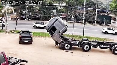 Těžký úraz mechanika v Brazílii: Při opravě kamionu na něj náhle spadla uvolněná kabina vozidla