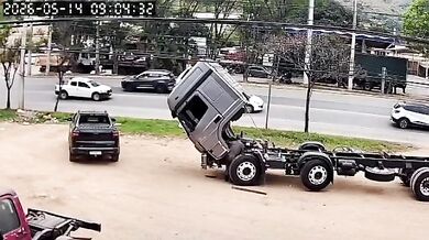 Těžký úraz mechanika v Brazílii: Při opravě kamionu na něj náhle spadla uvolněná kabina vozidla