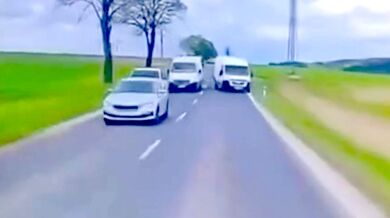 Hazard na silnici mohl skončit tragédií: Bezohledný řidič dodávky těsně minul protijedoucí auto při riskantním předjíždění