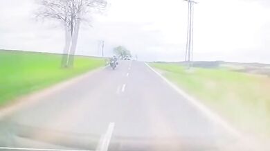 Hazard na silnici mohl skončit tragédií: Bezohledný řidič dodávky těsně minul protijedoucí auto při riskantním předjíždění