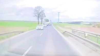 Hazard na silnici mohl skončit tragédií: Bezohledný řidič dodávky těsně minul protijedoucí auto při riskantním předjíždění