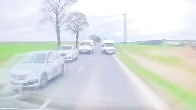 Hazard na silnici mohl skončit tragédií: Bezohledný řidič dodávky těsně minul protijedoucí auto při riskantním předjíždění