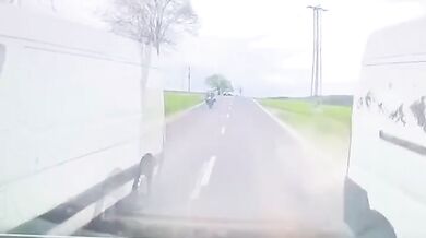Hazard na silnici mohl skončit tragédií: Bezohledný řidič dodávky těsně minul protijedoucí auto při riskantním předjíždění