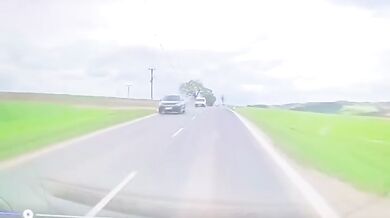 Hazard na silnici mohl skončit tragédií: Bezohledný řidič dodávky těsně minul protijedoucí auto při riskantním předjíždění