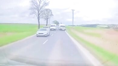 Hazard na silnici mohl skončit tragédií: Bezohledný řidič dodávky těsně minul protijedoucí auto při riskantním předjíždění
